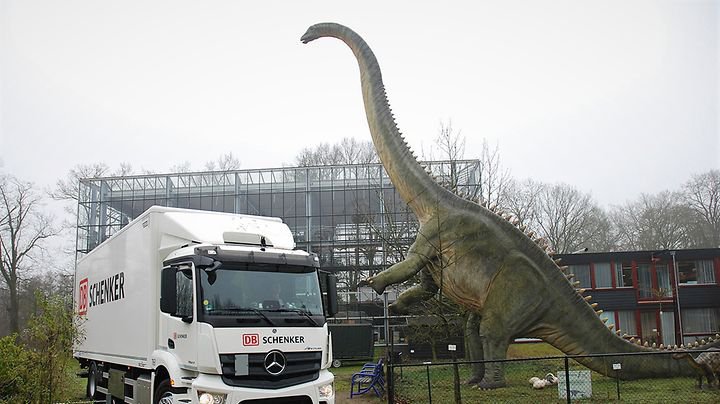 DB Schenker přepravil kostru dinosaura