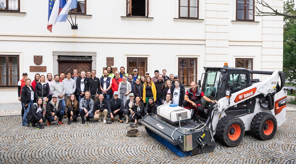 Bobcat pomáhá doma na Dobříši i po povodních na Moravě