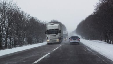 Pozor na led padající z návěsů nákladních vozidel 