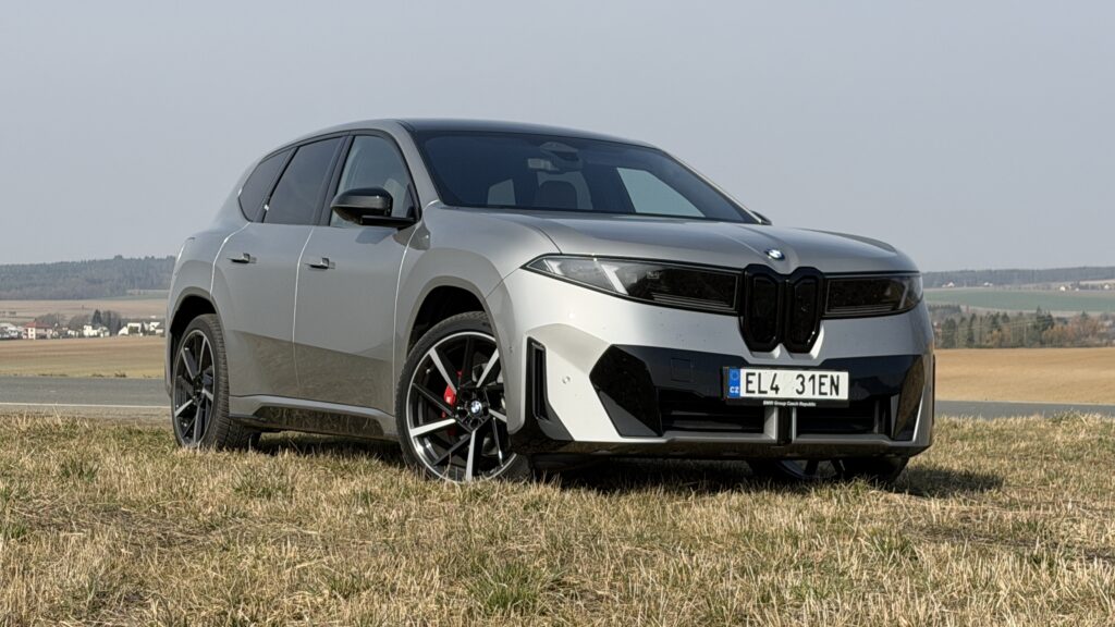 Stříbrné elektrické SUV BMW iX3 50 xDrive s designem Neue Klasse v české krajině