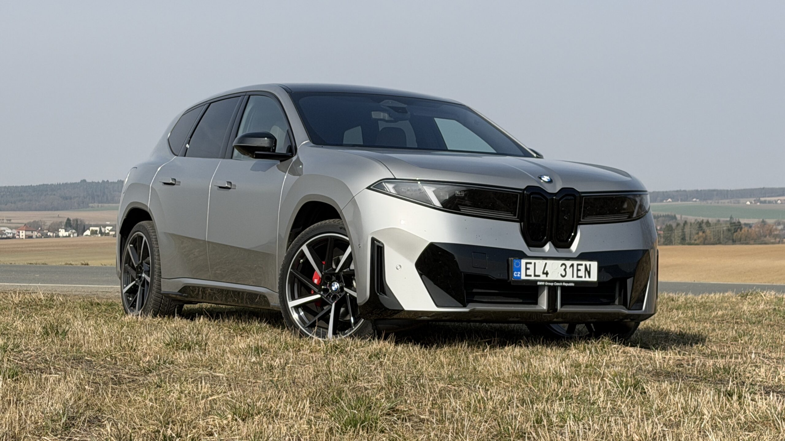 Stříbrné elektrické SUV BMW iX3 50 xDrive s designem Neue Klasse v české krajině