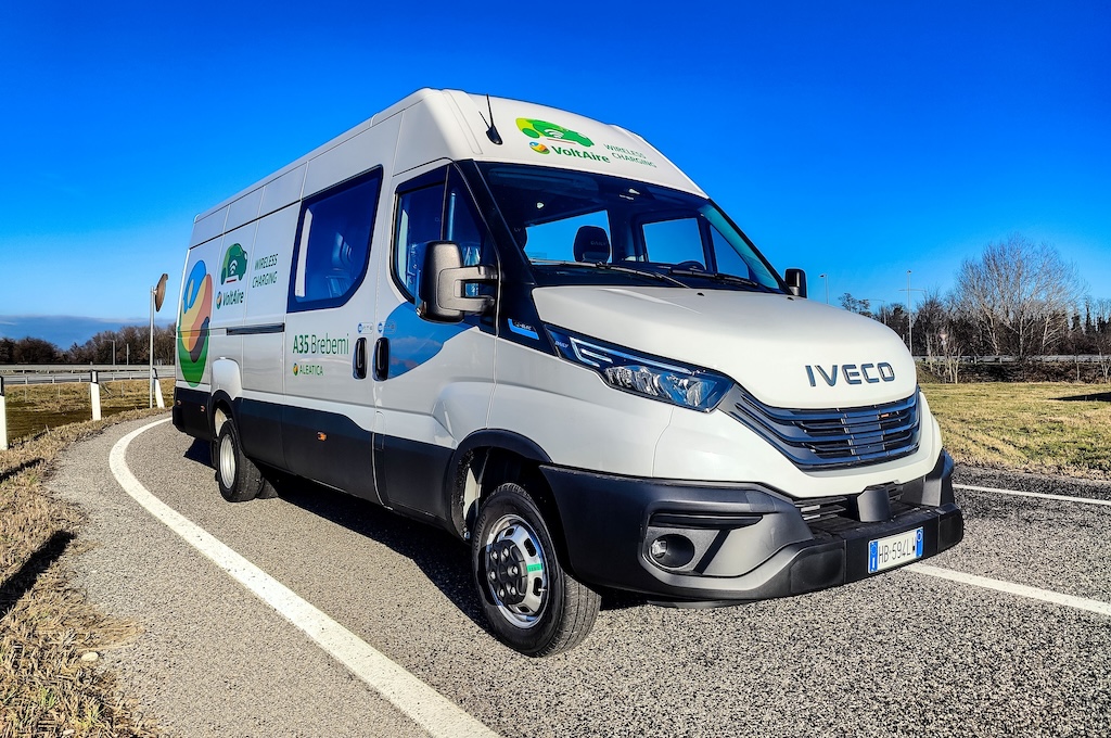 První sériové vozidlo s bezdrátovým nabíjením za jízdy i v klidu