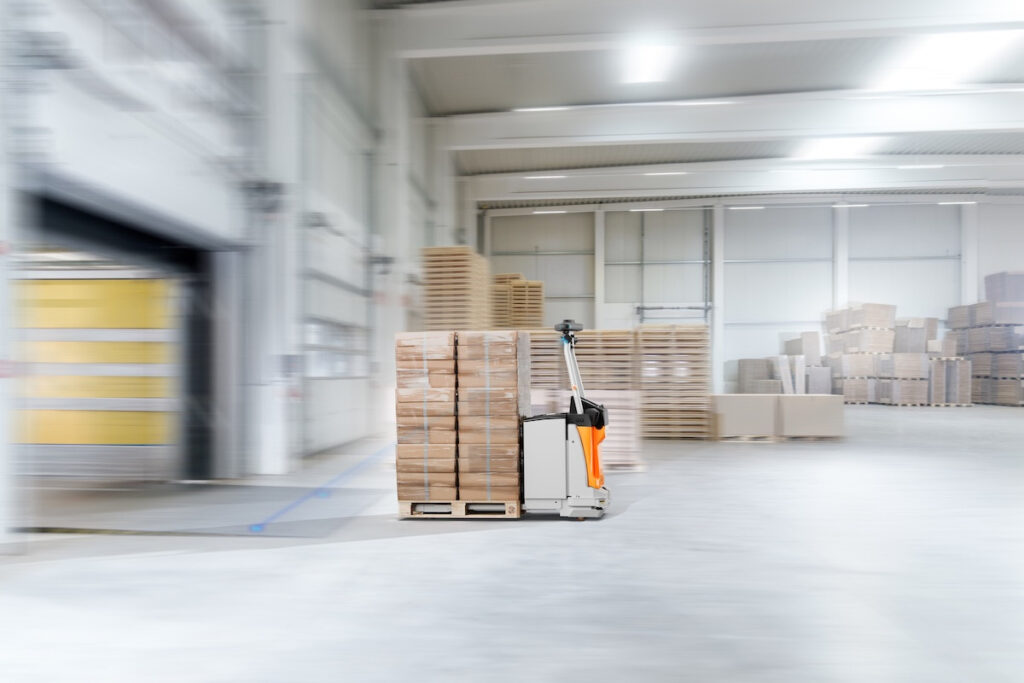 Vozík STILL AXL 15 iGo se pohybuje po skladu s využitím 3D Visual SLAM technologie pro navigaci.
