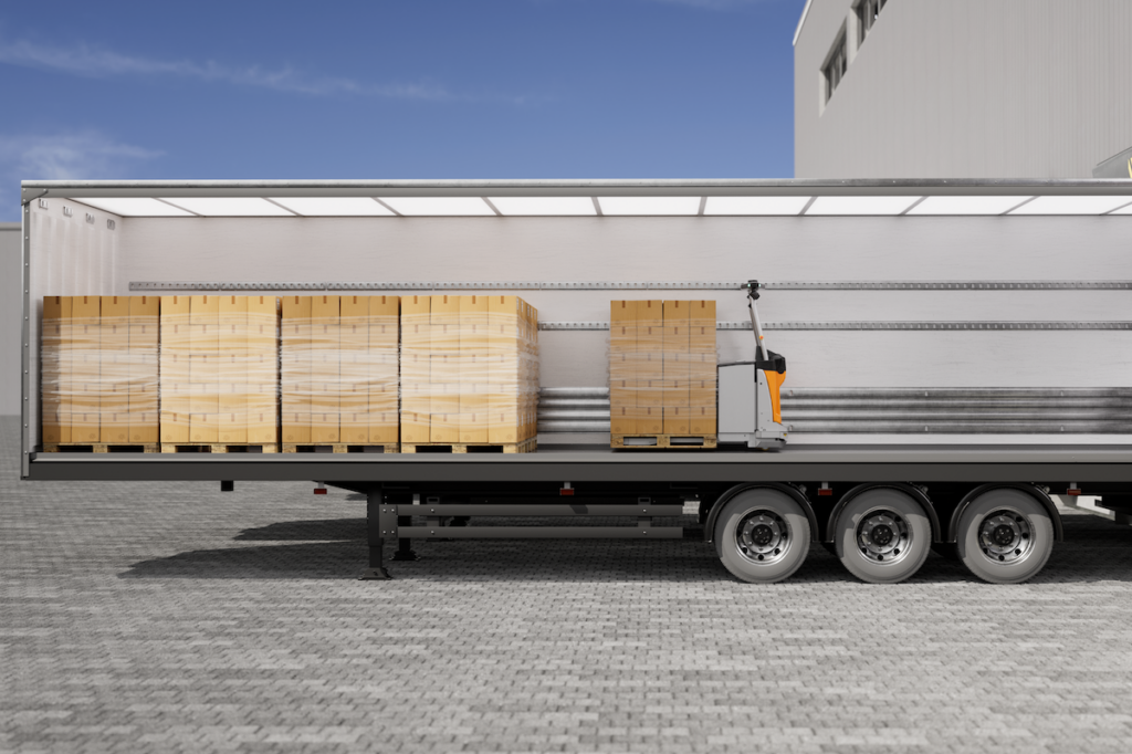 Pohled do vnitřku návěsu, kde vozík STILL AXL 15 iGo autonomně a přesně řadí palety.
