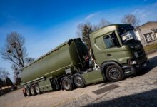 Armáda České republiky převzala nové cisternové soupravy s tahači Scania