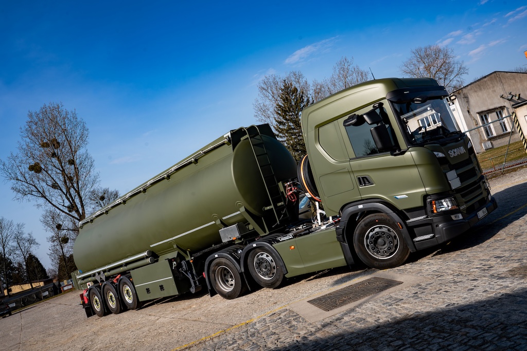 Armáda České republiky převzala nové cisternové soupravy s tahači Scania
