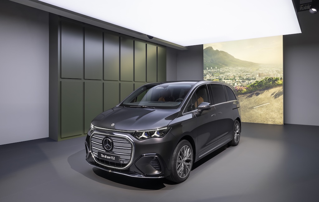 Nová éra „Grand Limousine“ vstupuje na český trh. Ujede přes 700 km