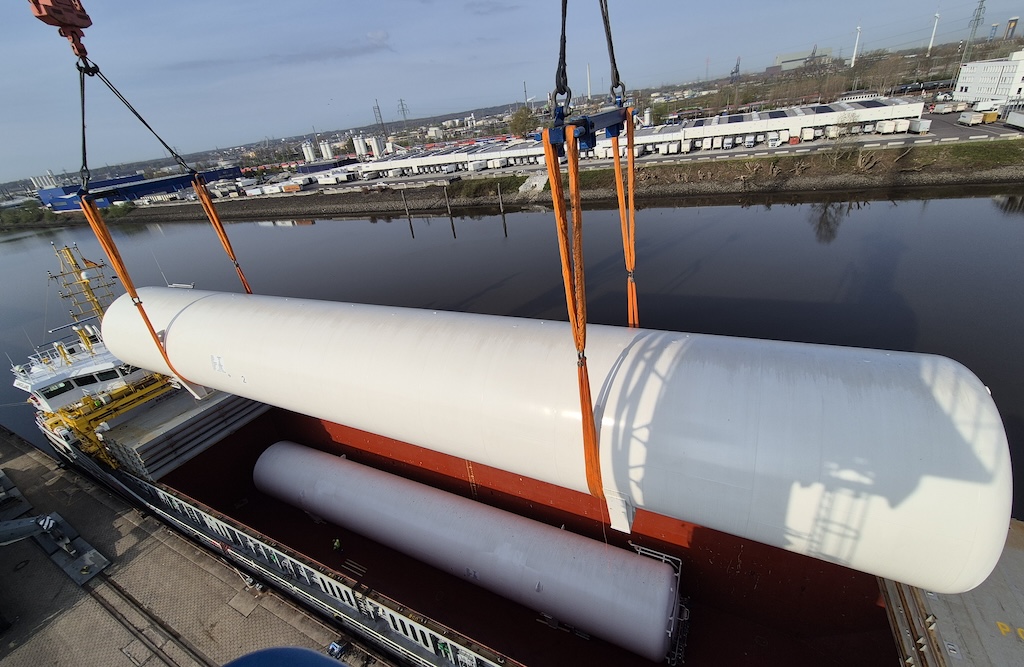 Obří LNG zásobníky dorazily do Švédska
