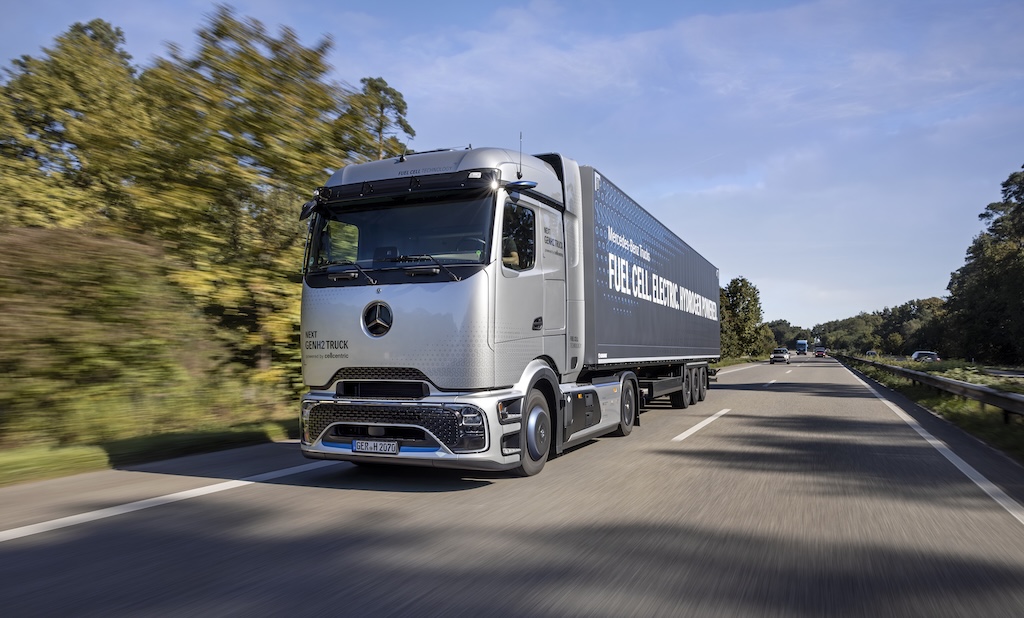 Dachser nasadí první nákladní vozidla nové generace na kapalný vodík od Daimler Truck