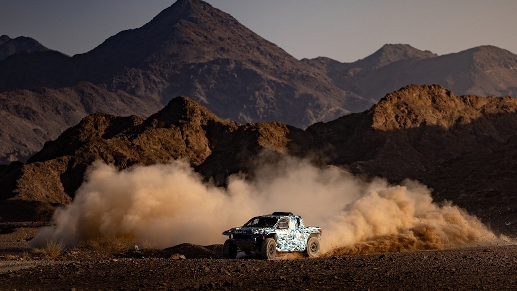Toyota vyrazí na Dakar se závodním speciálem na vodík