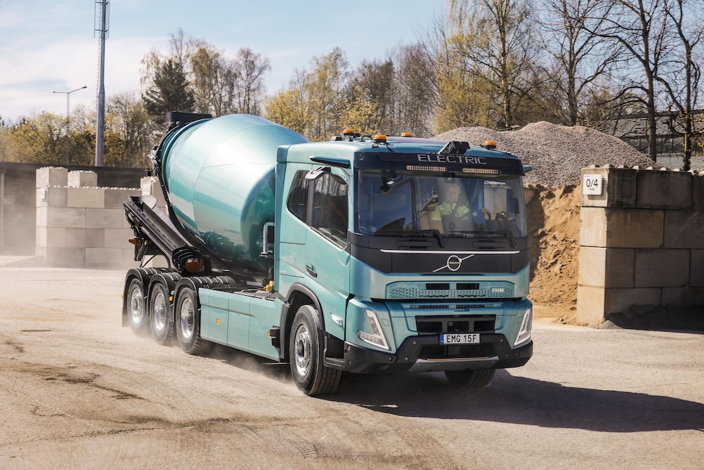 Volvo zahajuje sériovou výrobu elektrických nákladních vozidel s dojezdem až 700 km