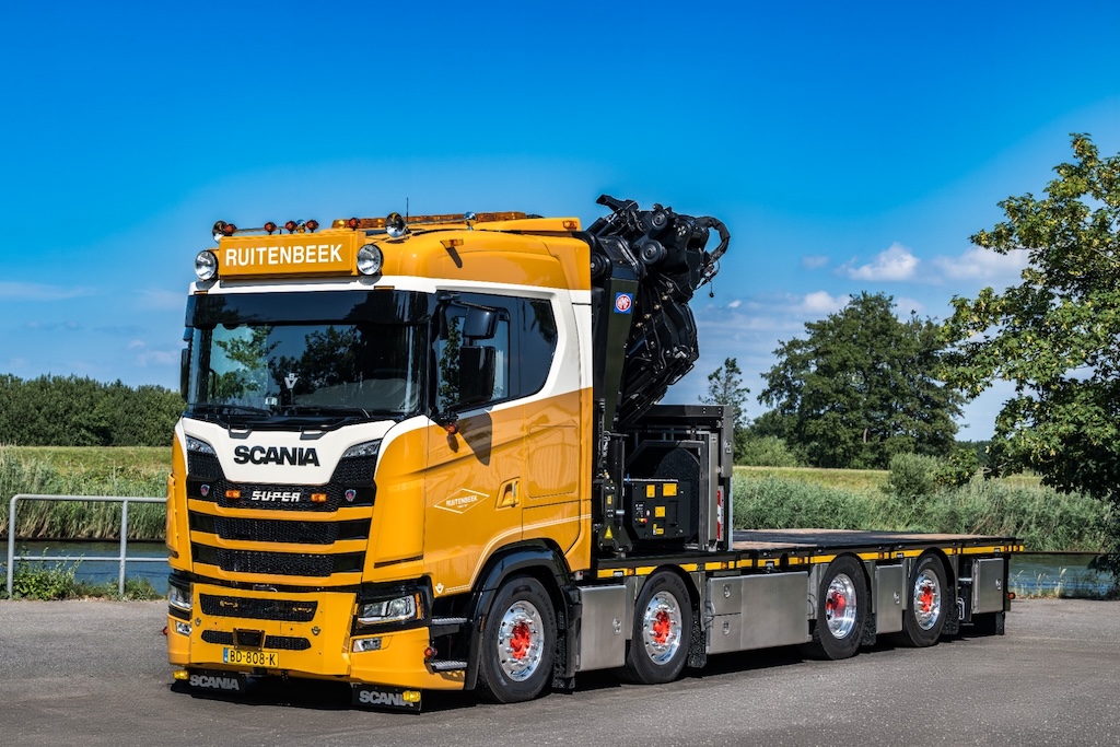 Nová Scania 660 S V8 s 95tunometrovým jeřábem pro Ruitenbeek Transport